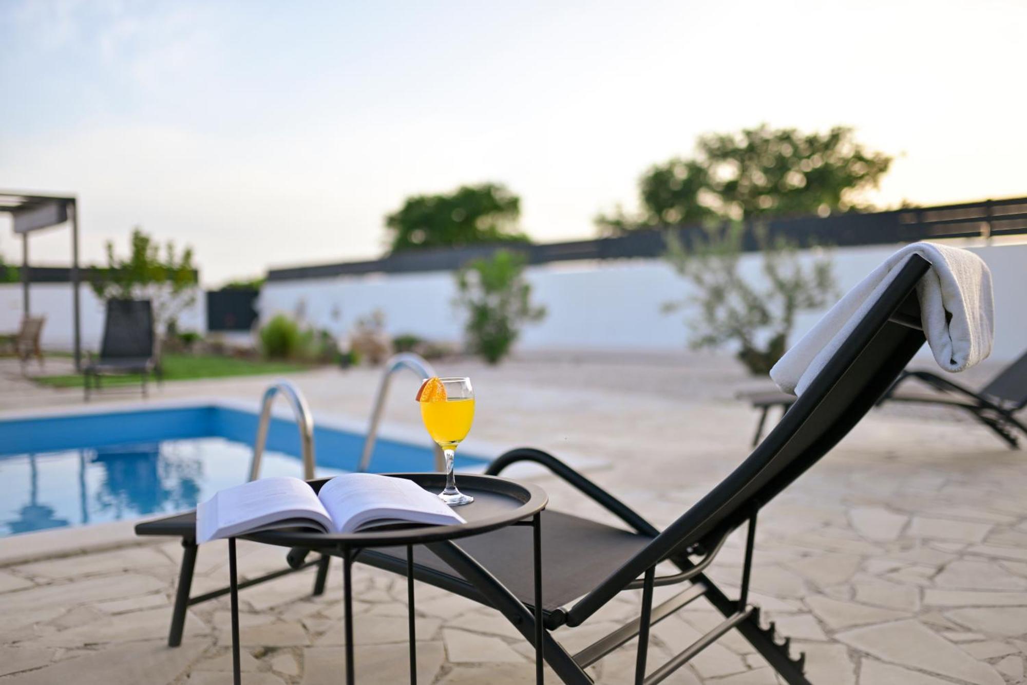 Apartment Amelie - With Pool And Sauna! Galovac  外观 照片